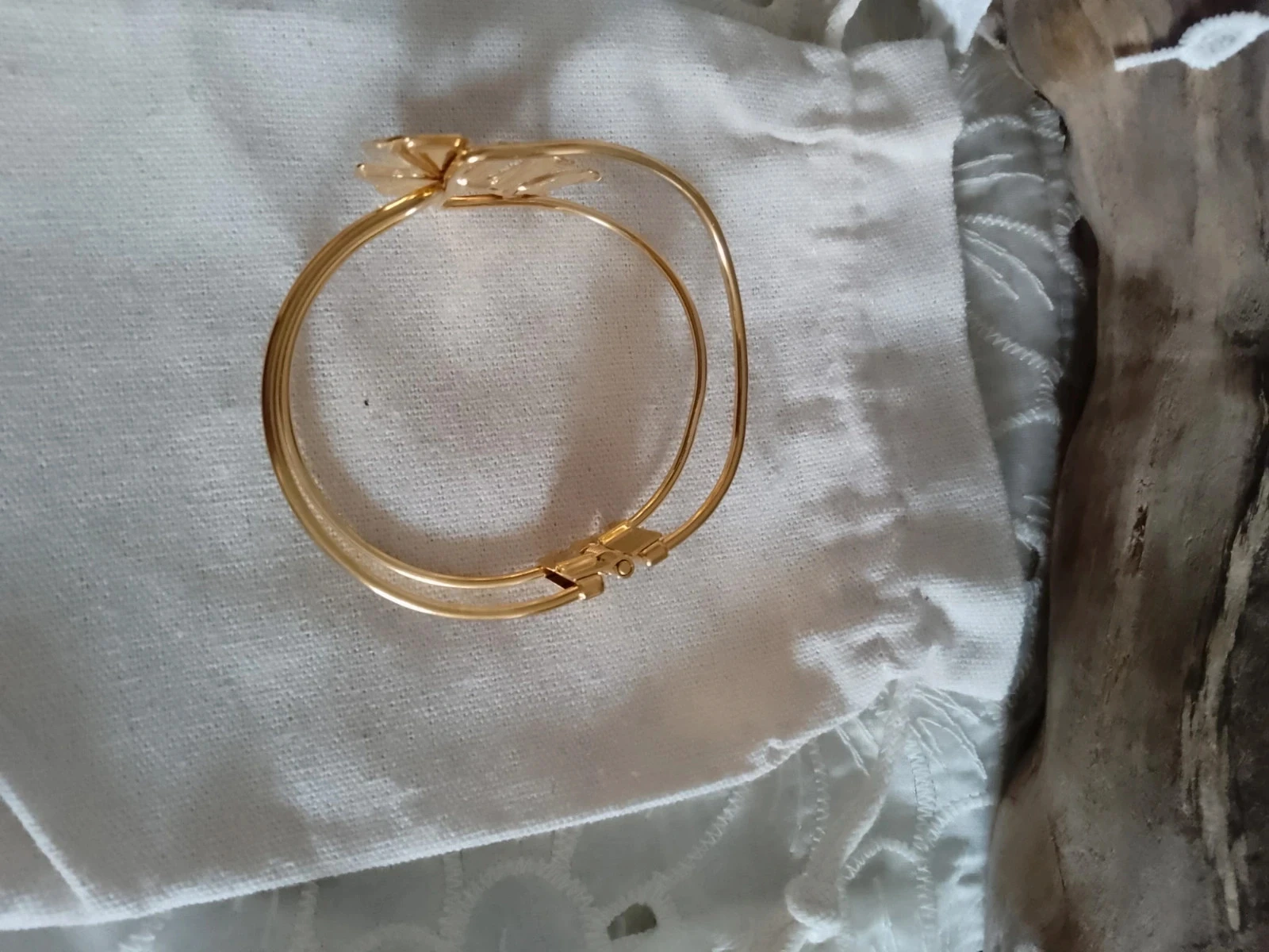 Pulseira boêmia com folha dourada em madrepérola branca – photo 6